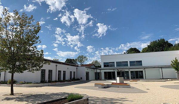 Pausenhof mit Schulgebäude