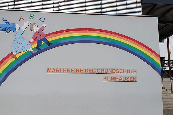 Schul-Logo im Eingangsbereich