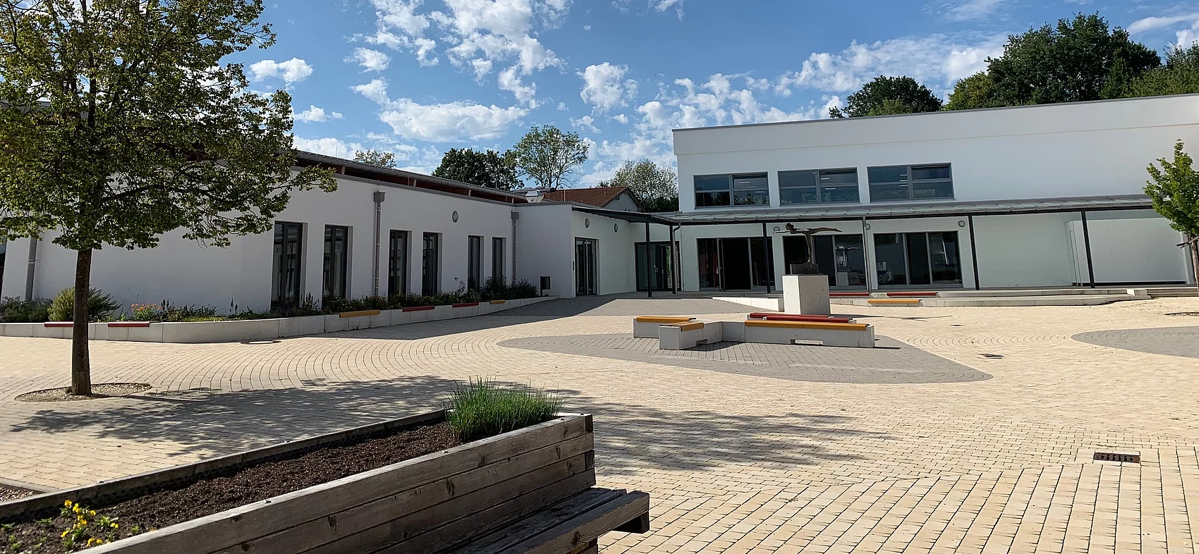 Pausenhof mit Schulgebäude